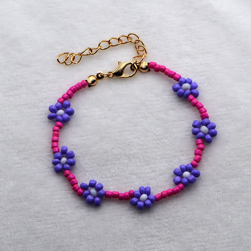 (imagen de) Pulsera de perlitas con flores y cierre dorado