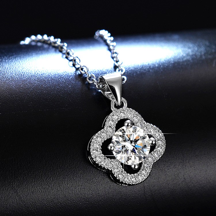 Clover‑shaped pendant necklace with sparkling center stone (image for) Clover‑shaped pendant necklace with sparkling center stone