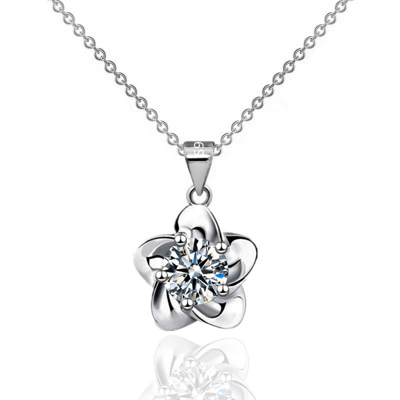 (imagen de) Collar con colgante floral entrelazado y centro brillante