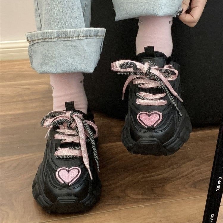 (imagen de) Zapatillas chunky con parche corazón y cordones metalizados