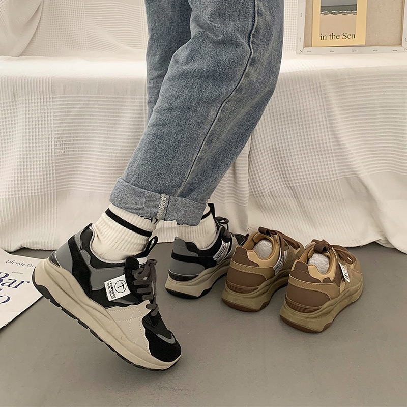 (imagen de) Zapatilla chunky con paneles superpuestos y acabado mix de texturas