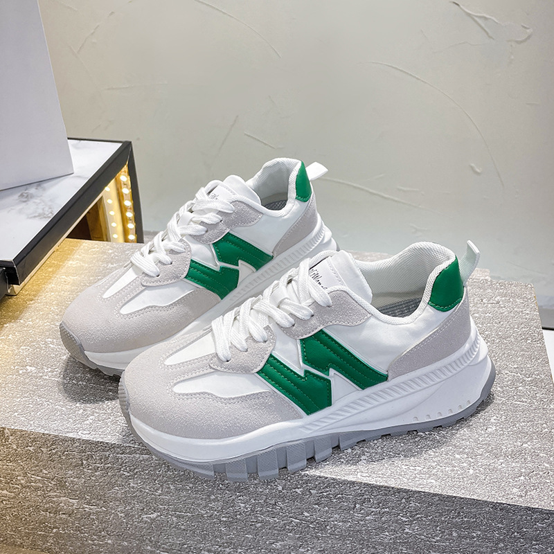 (imagen de) Zapatilla deportiva suela robusta con paneles superpuestos
