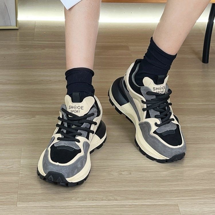 (imagen de) Zapatilla chunky con suela plataforma y mix de texturas
