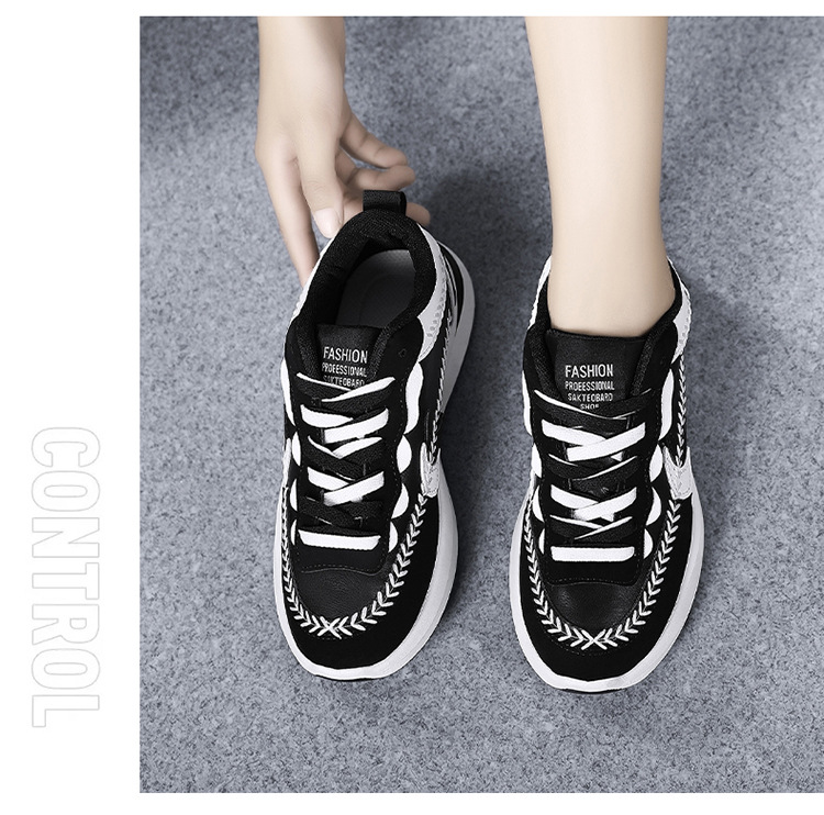 Casual sneaker with decorative stitching and chunky platform sole (image for) Casual sneaker with decorative stitching and chunky platform sole