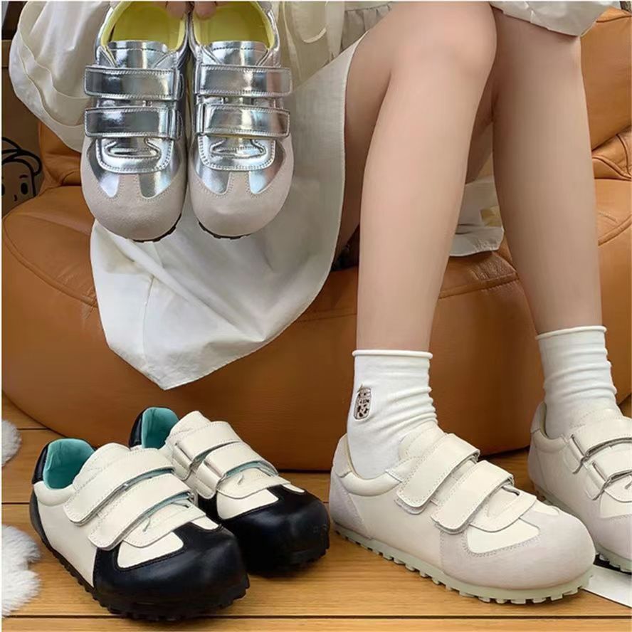 Zapatilla casual con triple velcro y co…