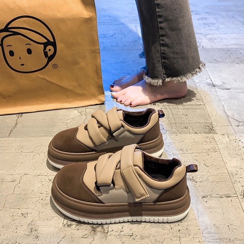 (imagen de) Zapatilla casual con doble tira acolchada y suela plataforma