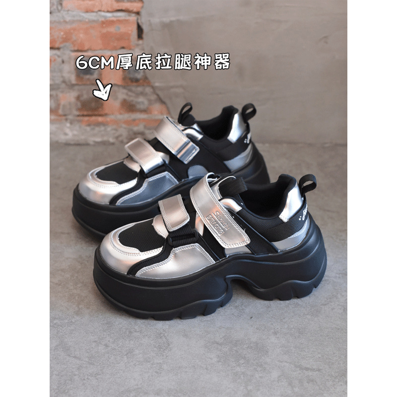 (imagen de) Zapatilla de plataforma con velcro y acabado metalizado