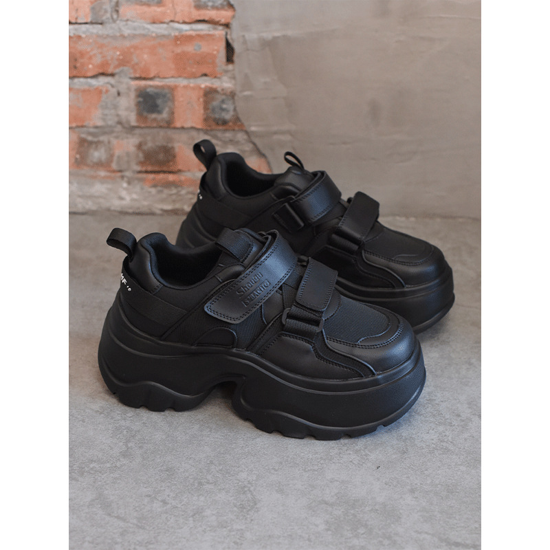 (imagen de) Zapatilla de plataforma con velcro y acabado metalizado