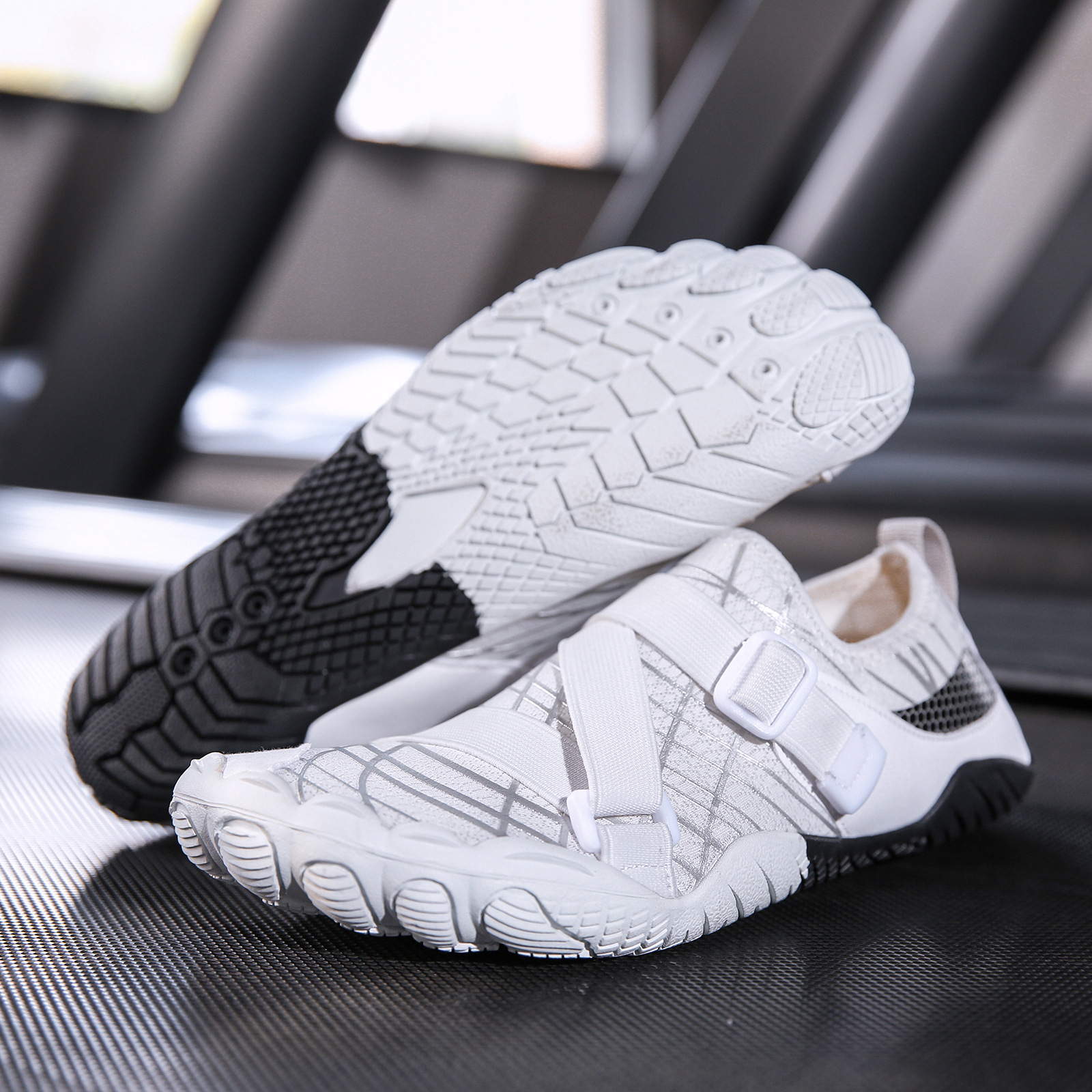 (image for) Flexible water shoe with crossed straps