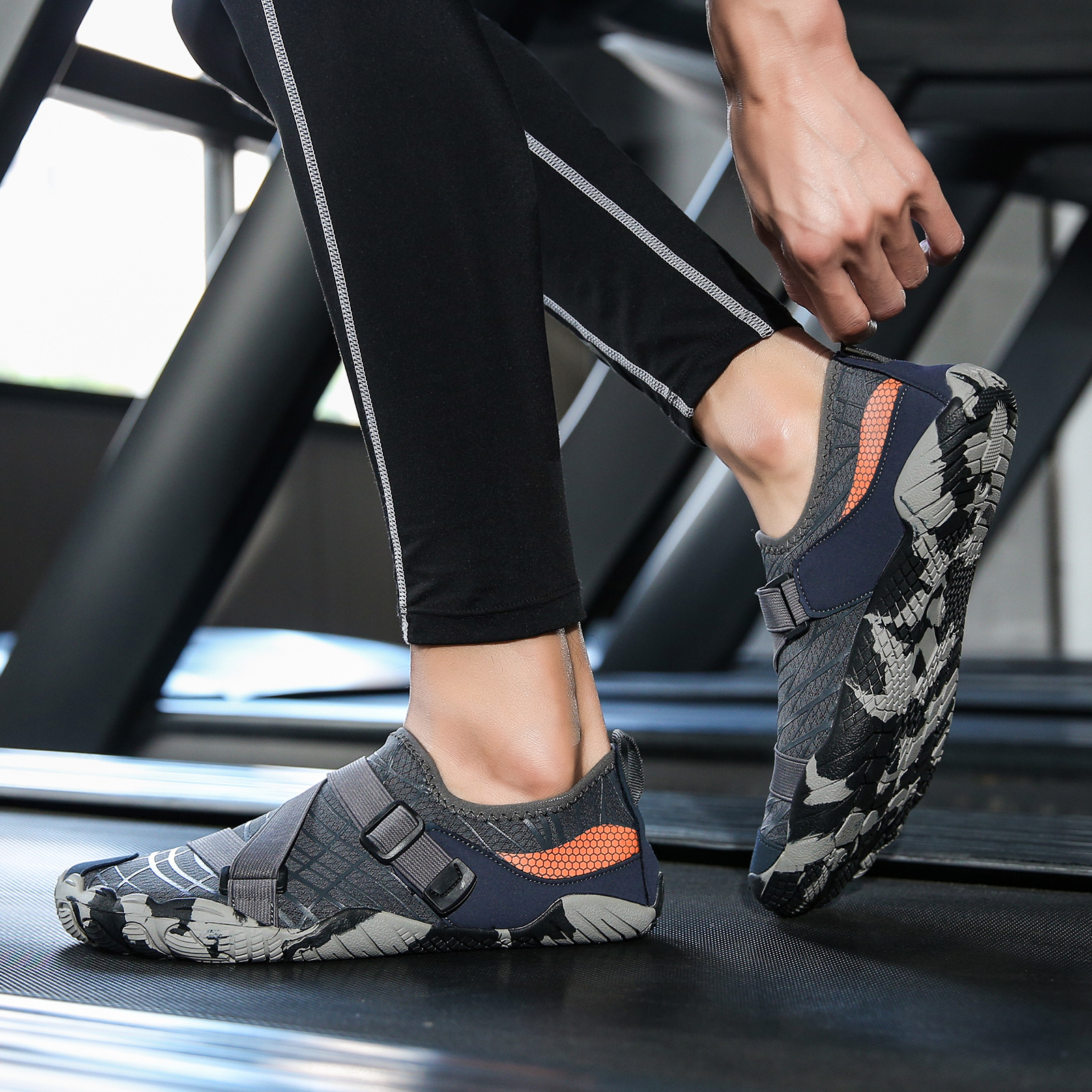 (image for) Flexible water shoe with crossed straps