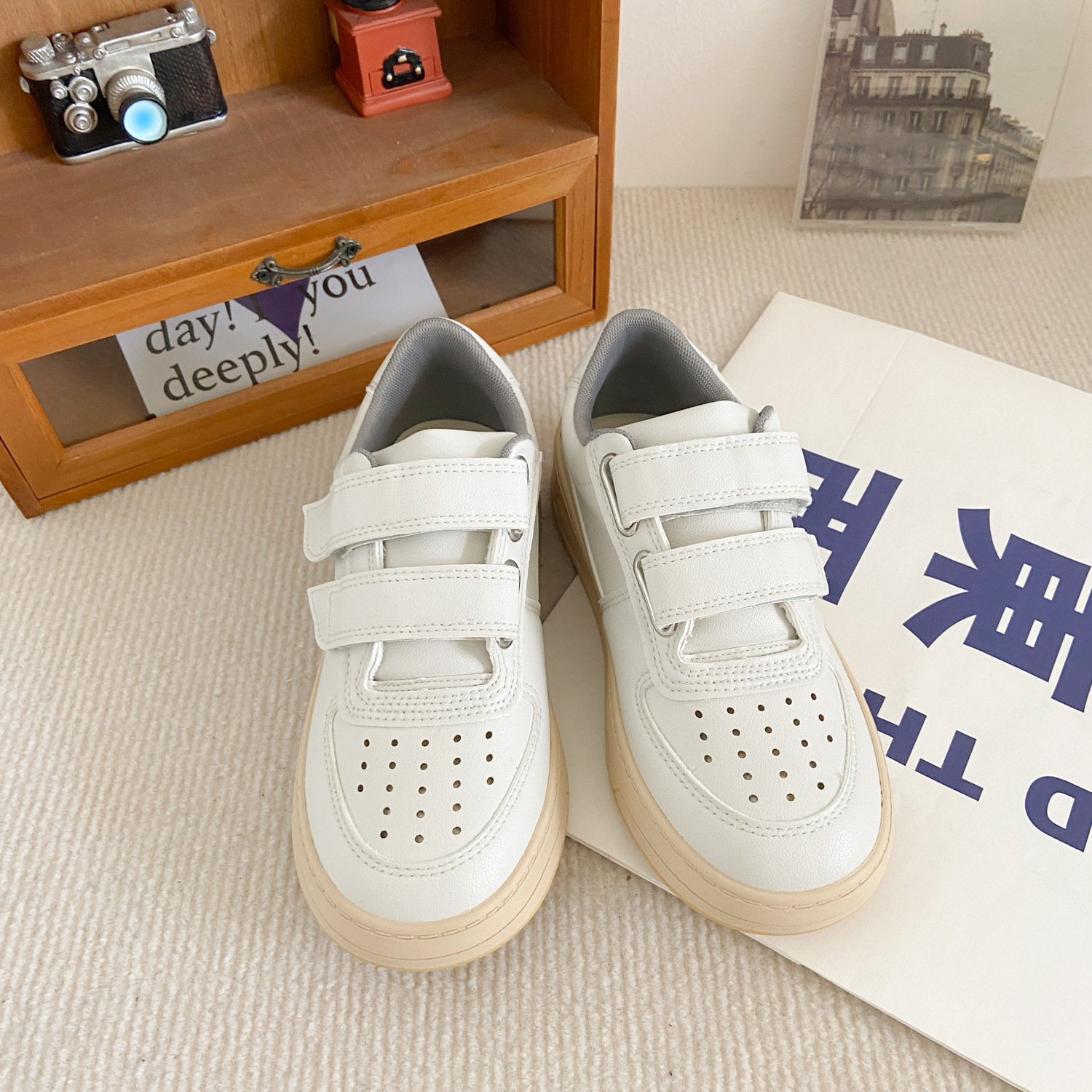 (image for) Low-top Velcro Sneakers with Contrasting Sole
