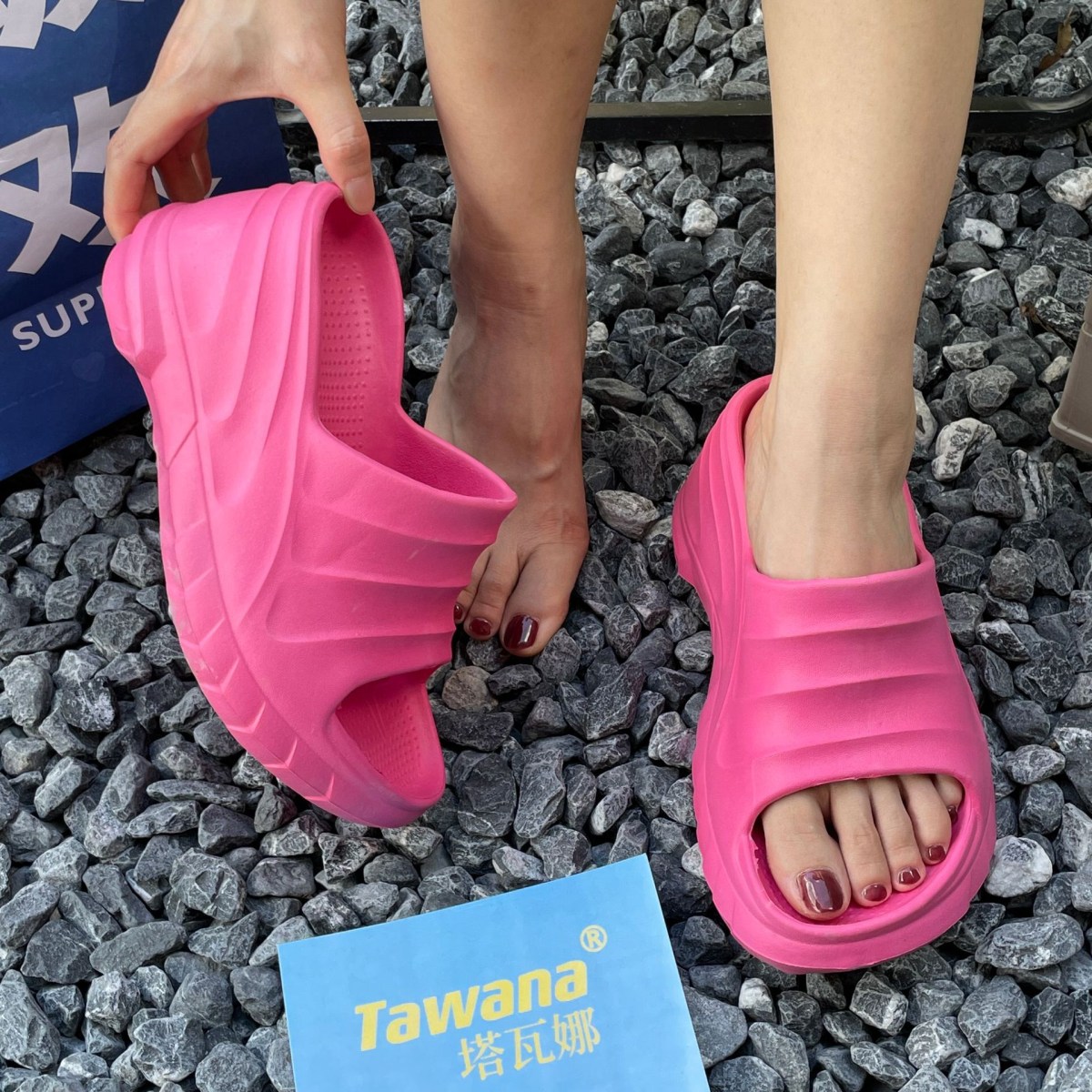 (image for) Ultralight platform slide with molded wide strap