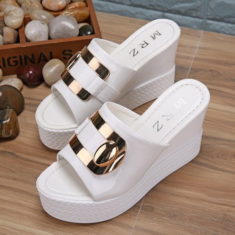 (image for) Hardware-detail platform slide with comfortable wide band