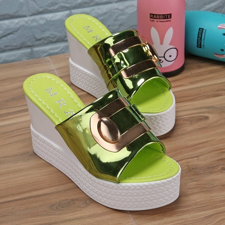 (image for) Hardware-detail platform slide with comfortable wide band