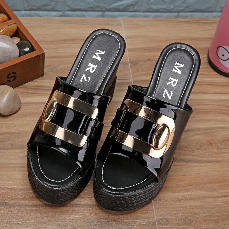 (image for) Hardware-detail platform slide with comfortable wide band
