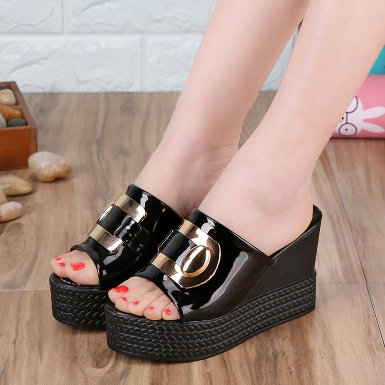 (image for) Hardware-detail platform slide with comfortable wide band