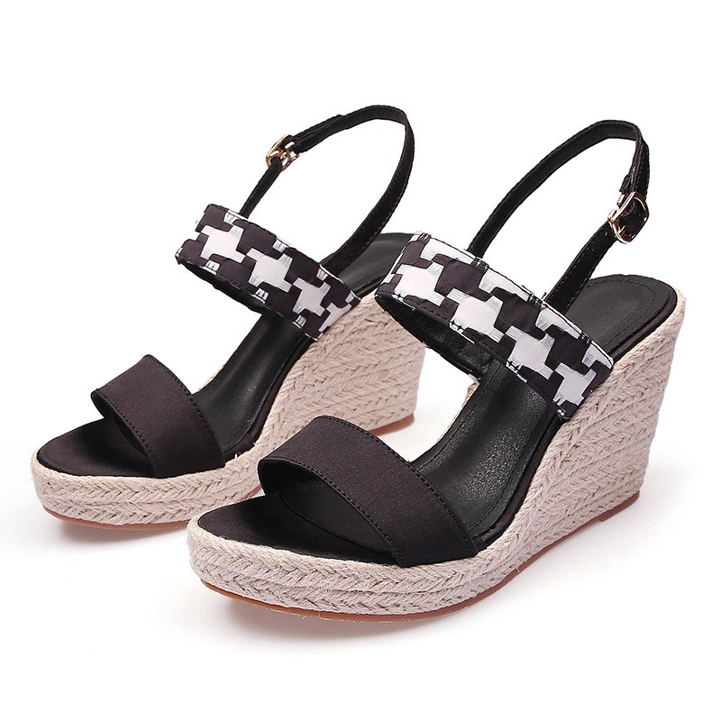 (imagen de) Sandalia de cuña espadrille con pulsera ajustable y banda geométrica
