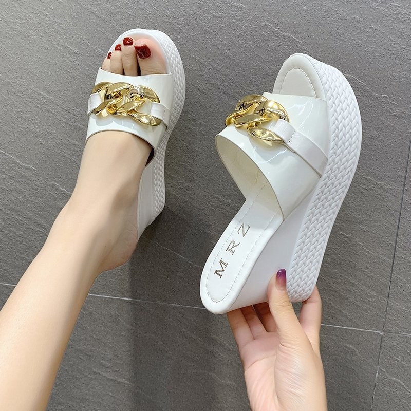 (image for) Platform slide with chain detail for polished casual looks