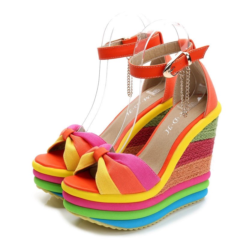 (imagen de) Sandalia de cuña multicolor con plataforma apilada y pulsera al tobillo