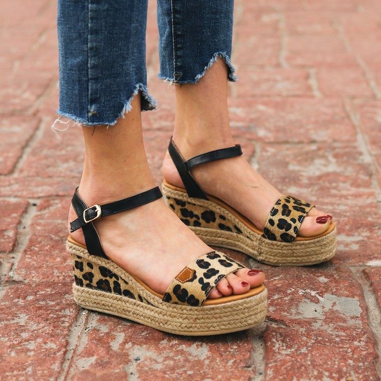 (imagen de) Sandalia de cuña de yute con pulsera y print animal