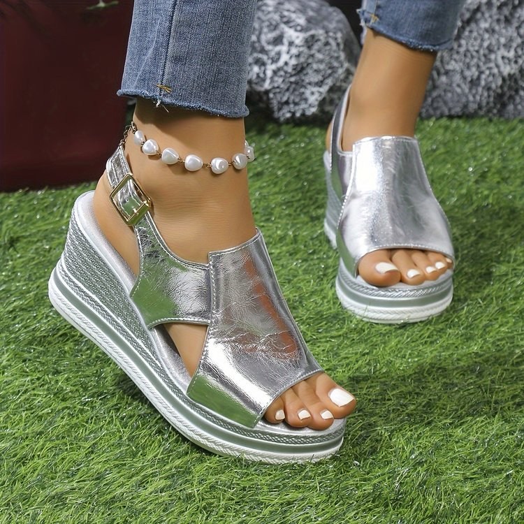 (imagen de) Sandalia de cuña metalizada con plataforma y pulsera ajustable