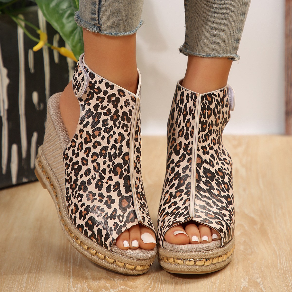 (imagen de) Sandalia cuña alpargata de corte alto con animal print
