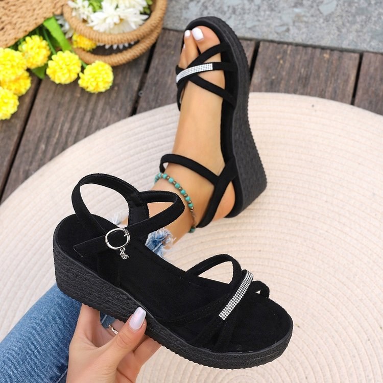 Sandalia deportiva de plataforma con tiras anchas y herraje decorativo (imagen de) Sandalia deportiva de plataforma con tiras anchas y herraje decorativo