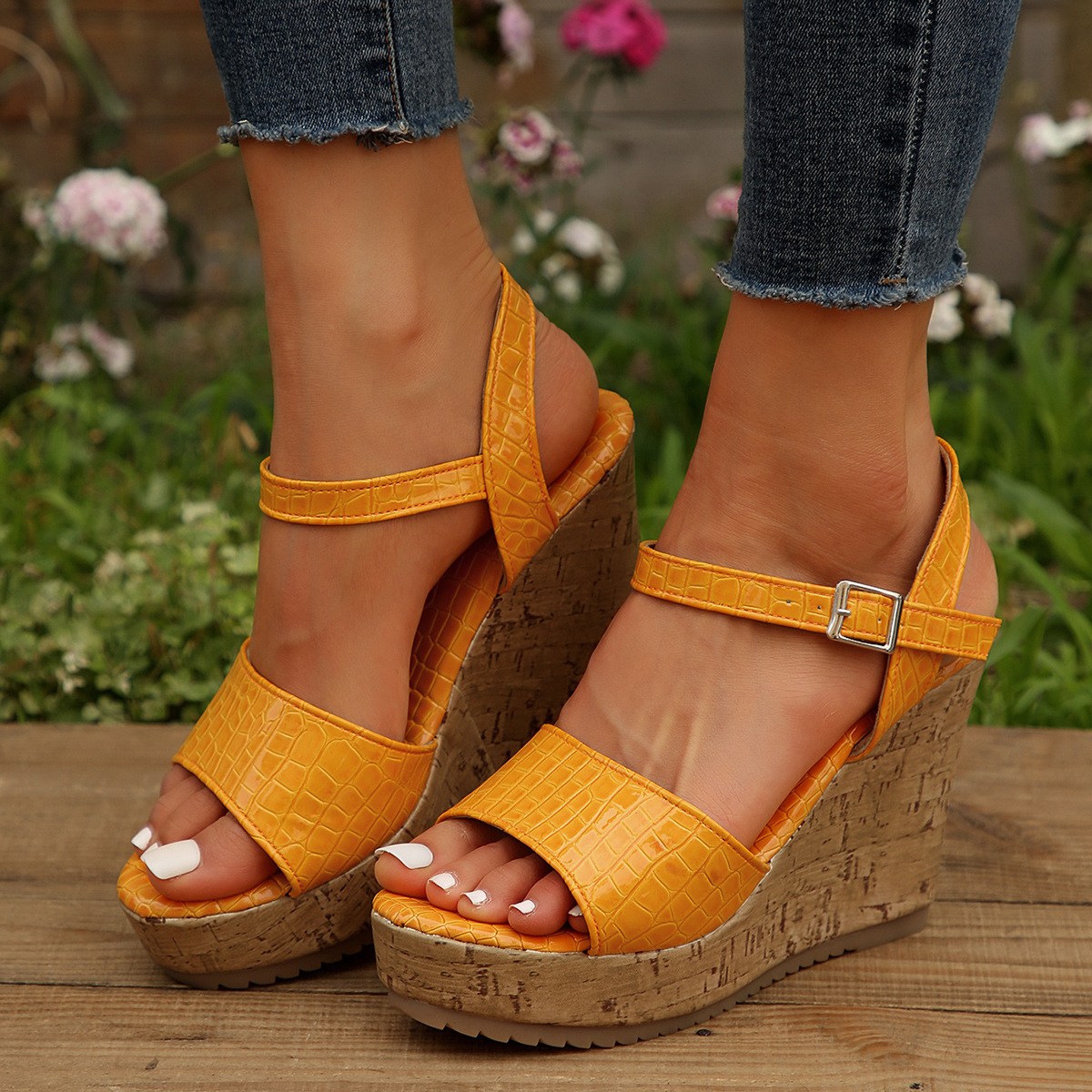 Sandalia de cuña tipo corcho con tiras grabadas (imagen de) Sandalia de cuña tipo corcho con tiras grabadas