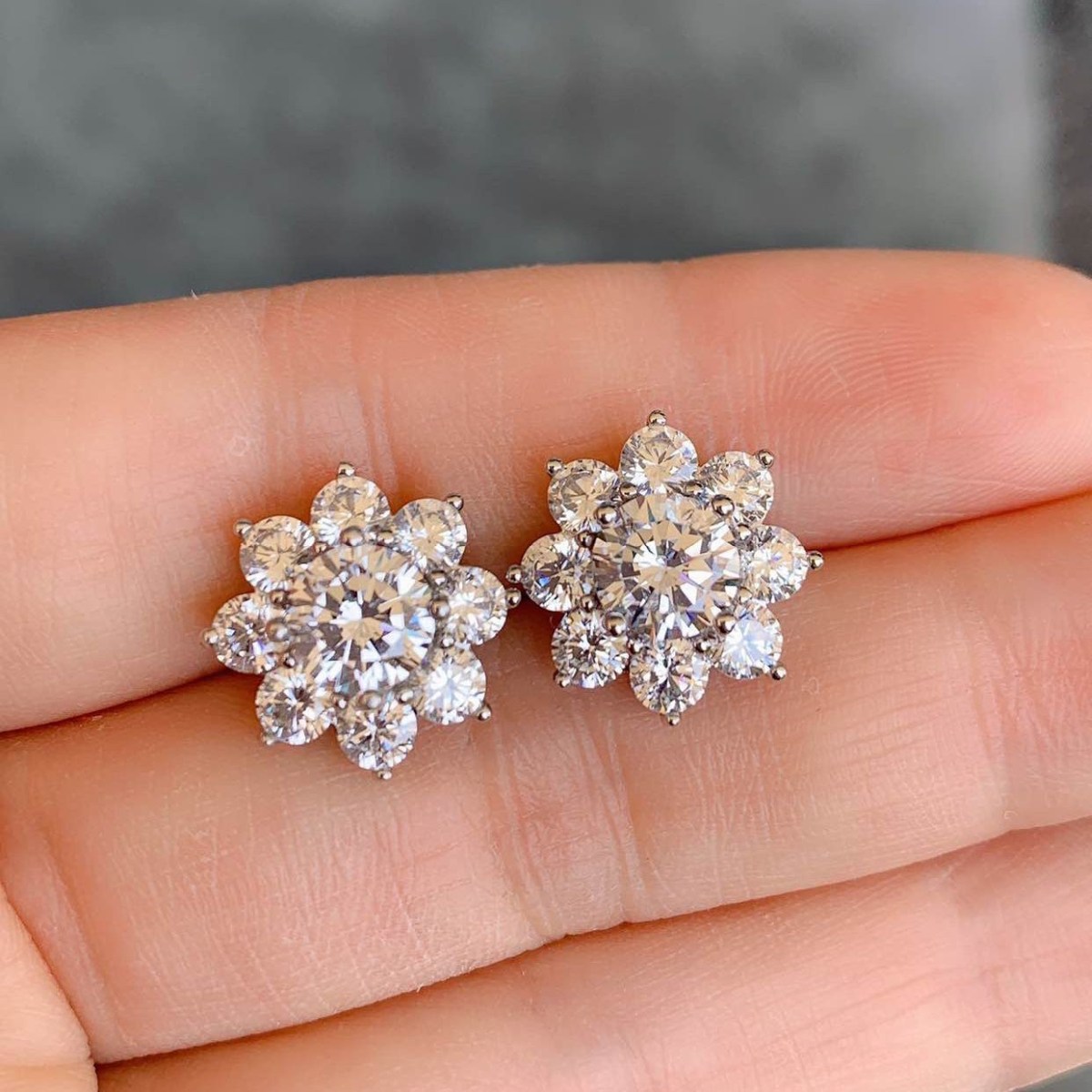 Pendientes de zirconia tipo botón flor brillante (imagen de) Pendientes de zirconia tipo botón flor brillante