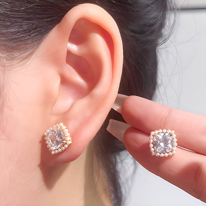 Pendientes botón cuadrado con halo de perlas y baño dorado (imagen de) Pendientes botón cuadrado con halo de perlas y baño dorado