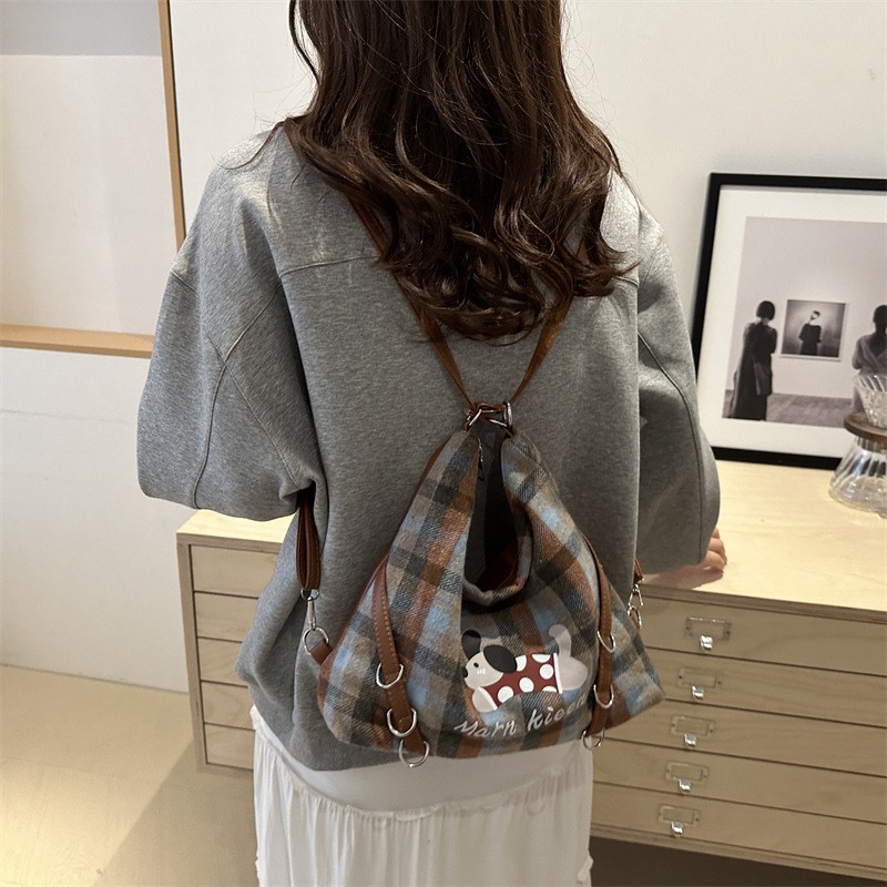 (imagen de) Mochila Urban cuadro tartán con detalle perro y tirantes regulables