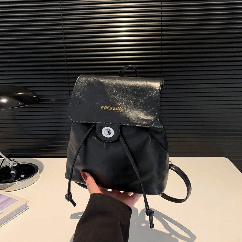(imagen de) Mochila Urban mini con solapa y cierre giratorio